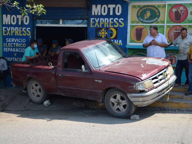Camioneta se incrusta en fachada de negocio en Veracruz