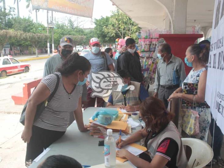 Con peticiones, quejas y sugerencias, esperan a AMLO en Las Choapas