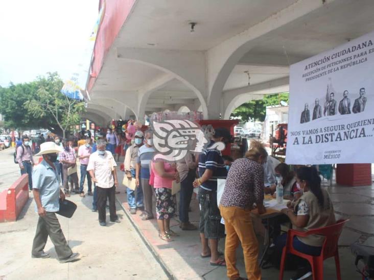 Con peticiones, quejas y sugerencias, esperan a AMLO en Las Choapas