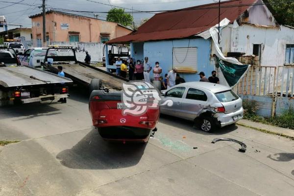 Una lesionada en choque y volcadura de la Santa Clara