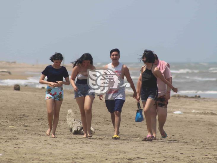 Foráneos y locales aprovechan calor para visitar playa Las Palmitas