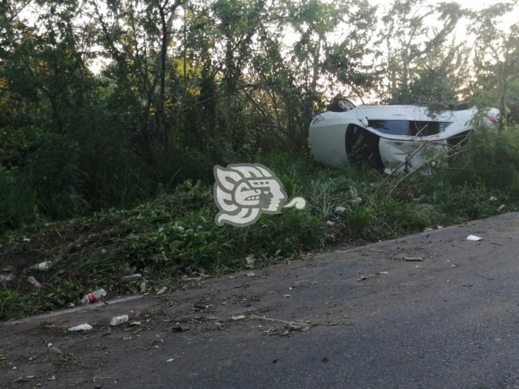 Automóvil vuelca sobre la carretera Ixhuatlán-Nanchital