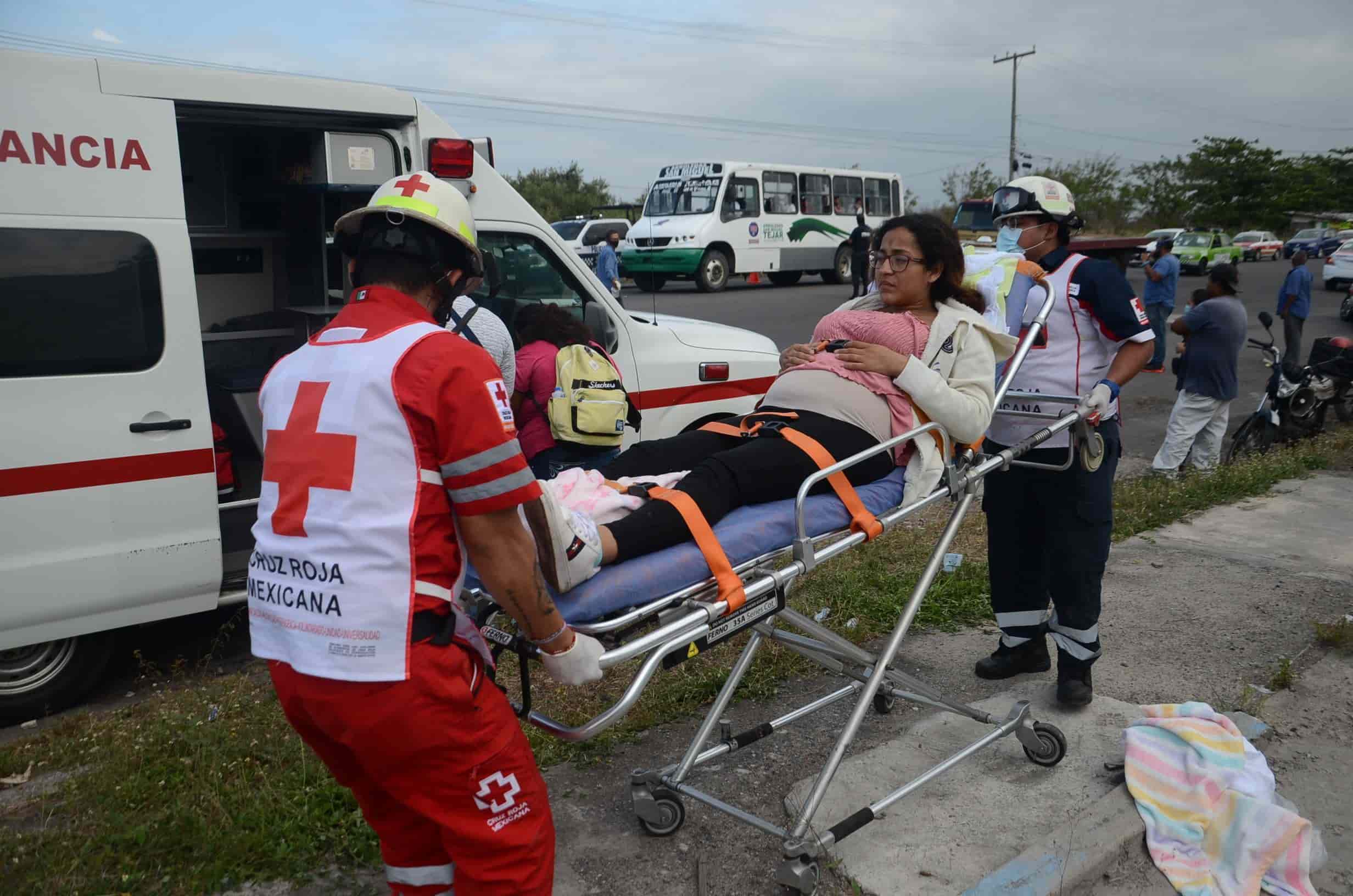 Choque Entre Dos Unidades Y Una Motocicleta; Deja Tres Personas Heridas