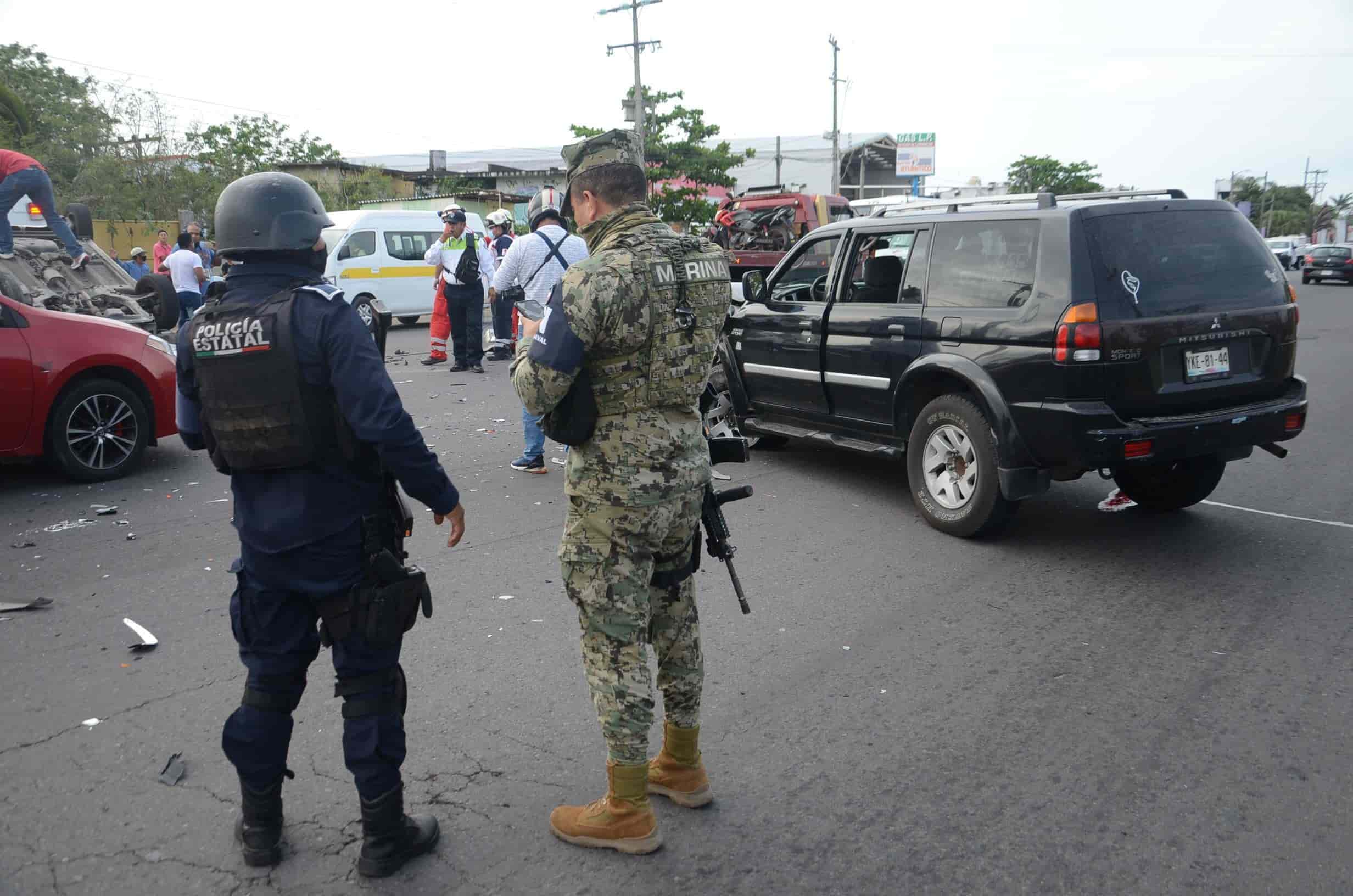 Choque Entre Dos Unidades Y Una Motocicleta; Deja Tres Personas Heridas