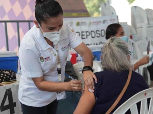 Comienza vacunación contra covid a adultos en Coatepec