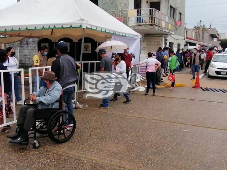 Sin largas filas, transcurre segundo día de vacunación en Coatzacoalcos