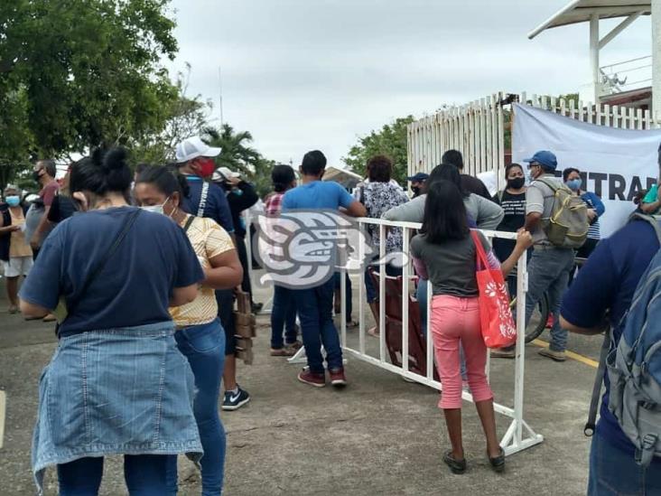 Sin largas filas, transcurre segundo día de vacunación en Coatzacoalcos