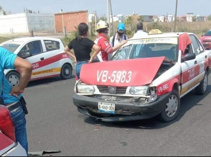 Choque entre dos taxis deja daños materiales sobre autopista Cardel-Veracruz