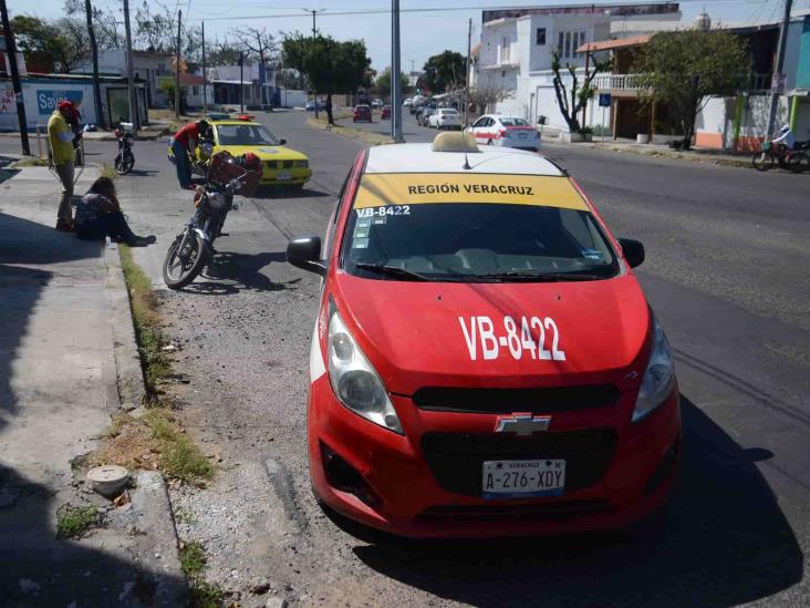 Taxista impacta a pareja de motociclistas en colonia Centro