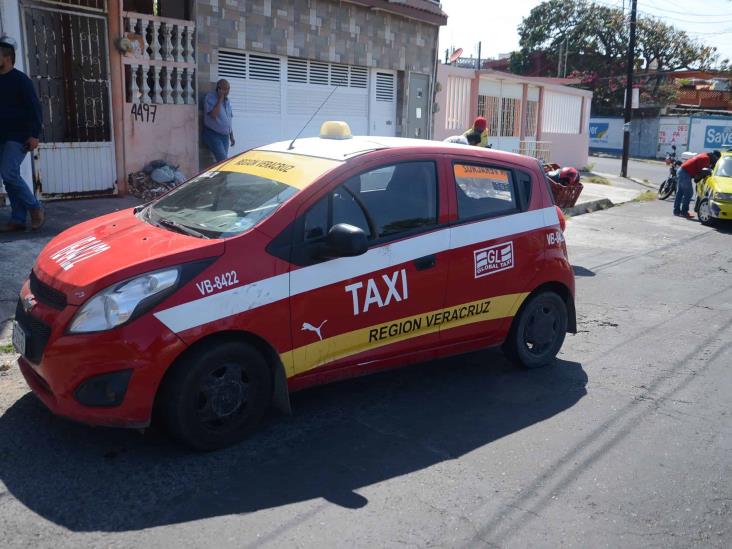 Taxista impacta a pareja de motociclistas en colonia Centro