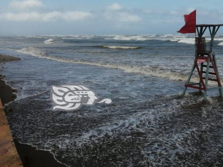 Pese a efectos del Norte, bañistas acuden a playas de Coatzacoalcos