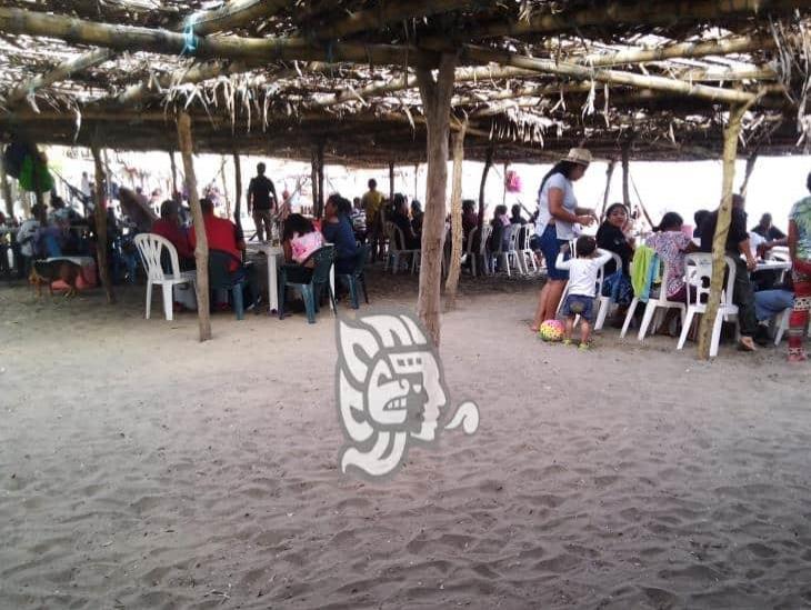‘Resucita’ el turismo este domingo en playas de Pajapan