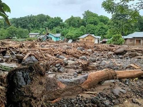 Mueren más de 50 personas por inundaciones y aludes en Indonesia