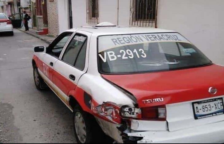 Taxista impacta a motociclista e huye en Veracruz