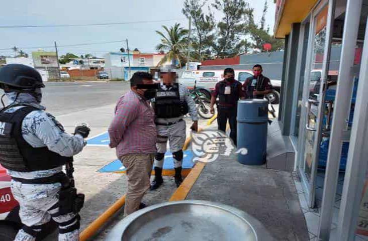 Elementos de la GN detienen a dos sujetos que asaltaron comercio en Veracruz