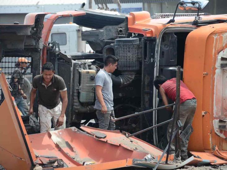 Tráiler doble remolque se accidenta en autopista Veracruz-Cardel; termina volcado