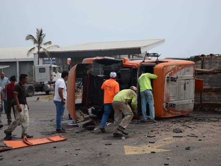 Tráiler doble remolque se accidenta en autopista Veracruz-Cardel; termina volcado