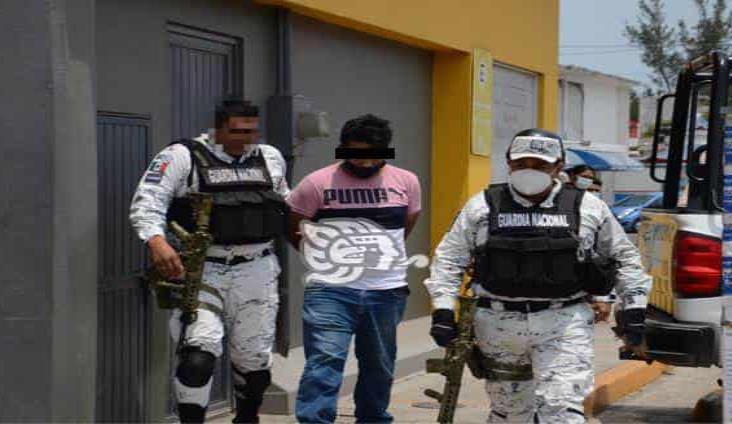Elementos de la GN detienen a dos sujetos que asaltaron comercio en Veracruz