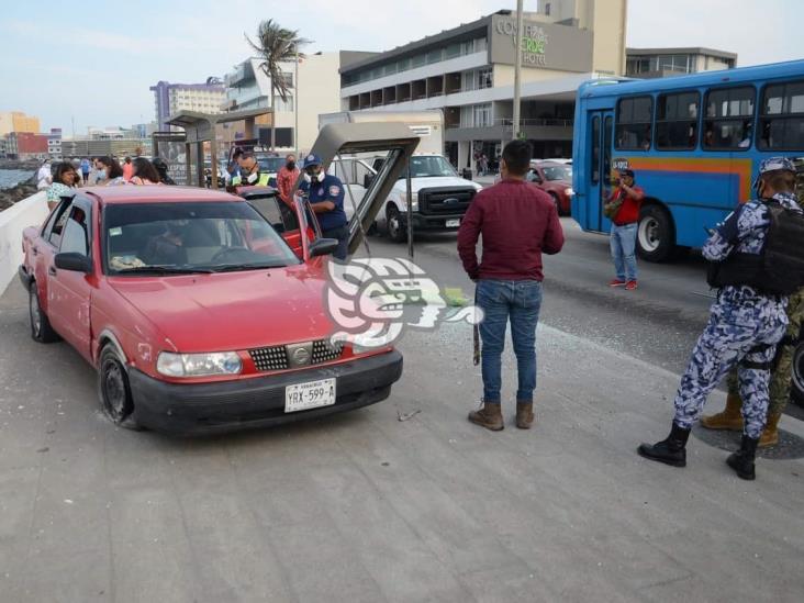 Pierde el control y termina impactándose contra parabuses en Veracruz
