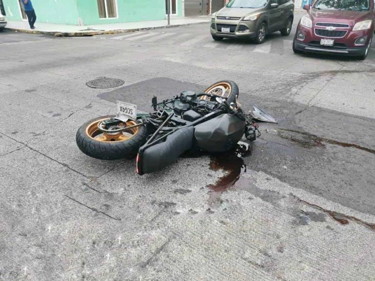 Taxista impacta a motociclista e huye en Veracruz