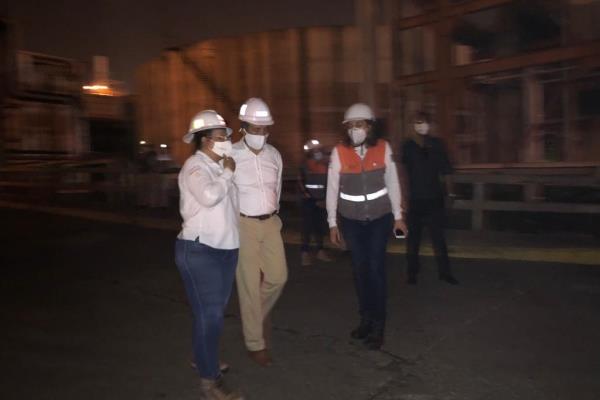 Gobernador reporta liquidación del incendio en la refinería de Minatitlán