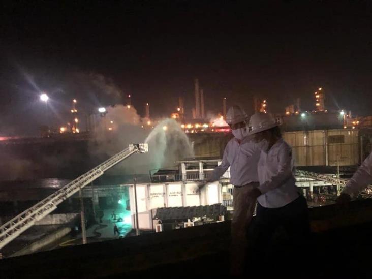 Recorren Cuitláhuac y Rocío Nahle refinería de Mina tras incendio