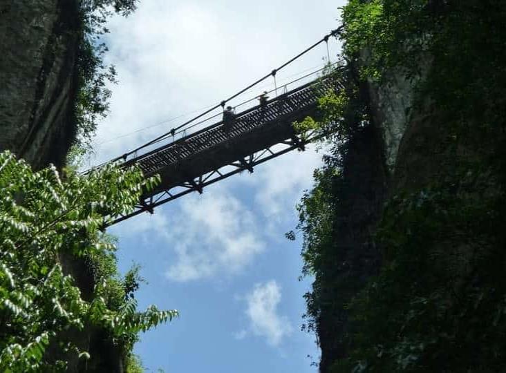 Muere mujer tras caer de puente colgante en cascadas de Xico