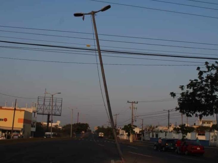 Conductor pierde el control y se impacta contra poste en Puerto de Veracruz