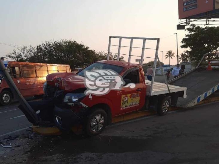Conductor pierde el control y se impacta contra poste en Puerto de Veracruz