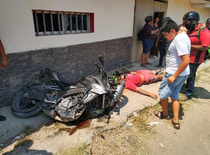 Motociclista se impacta contra pared y casi pierde la vida