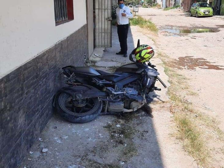 Motociclista se impacta contra pared y casi pierde la vida