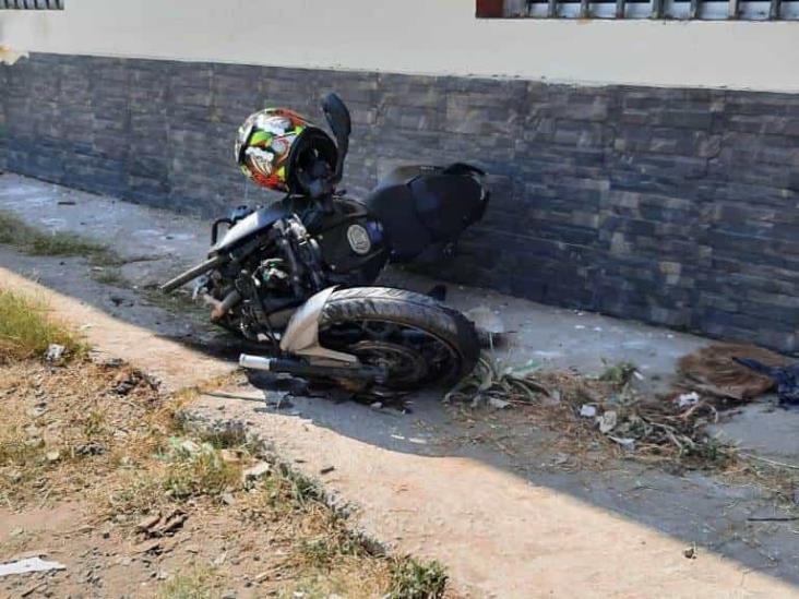 Motociclista se impacta contra pared y casi pierde la vida