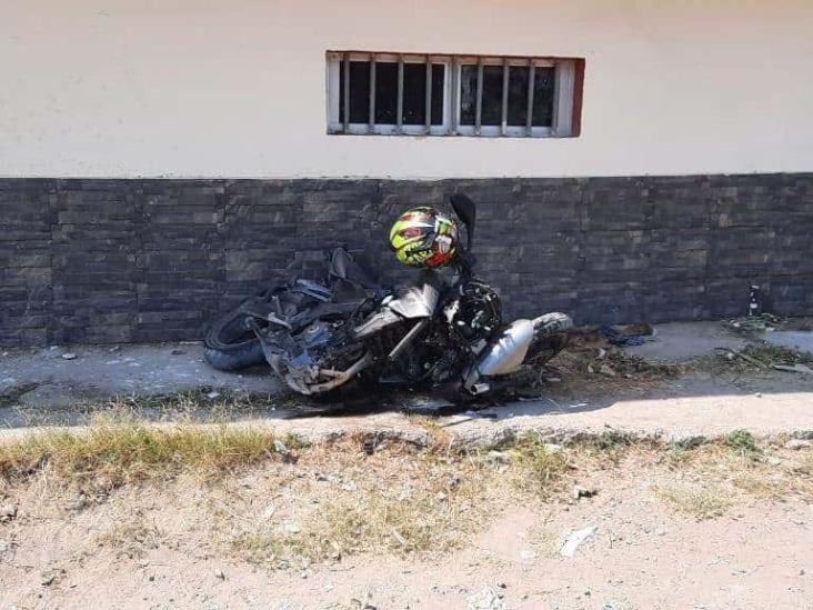 Motociclista se impacta contra pared y casi pierde la vida