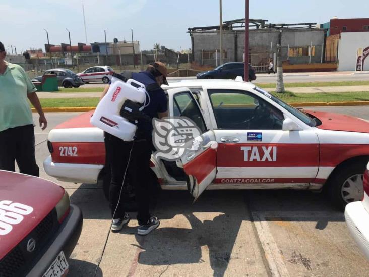 Desinfectan taxis para prevenir rebrote de Covid-19 en Coatza