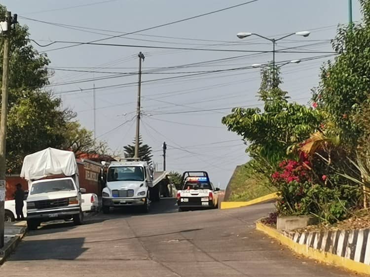 En colonia de Xalapa, dudas tras hallazgo de cuerpo en camioneta