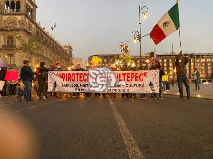 Productores de pirotecnia del Edomex protestan en Palacio Nacional
