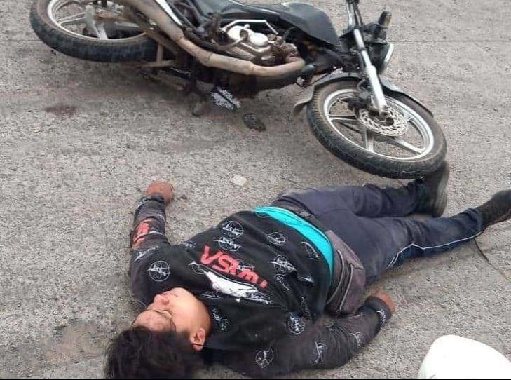 Joven repartidor derrapa con su motocicleta sobre carretera federal