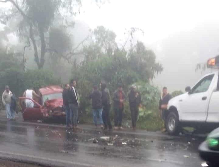 Choque entre auto y camioneta deja dos heridos en Coacoatzintla