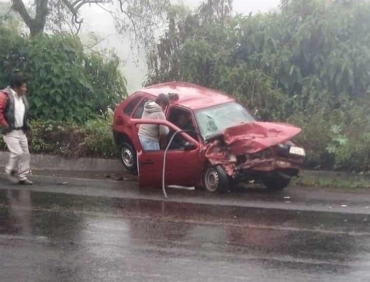 Choque entre auto y camioneta deja dos heridos en Coacoatzintla