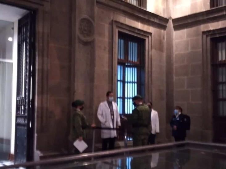 Personal de salud llega a Palacio Nacional para vacunar a AMLO