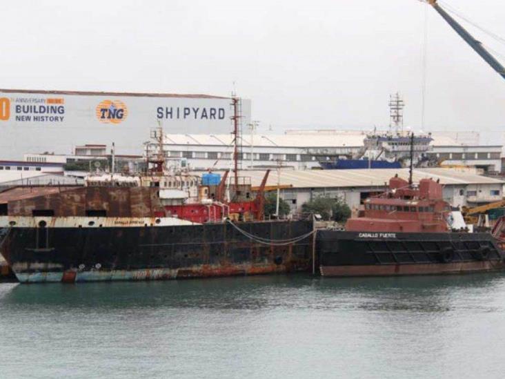Barco abandonado en puerto de Veracruz será entregado a la SEMAR