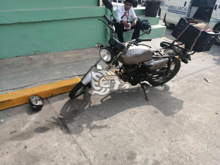 Moto repartidor resulta herido durante choque en Acayucan