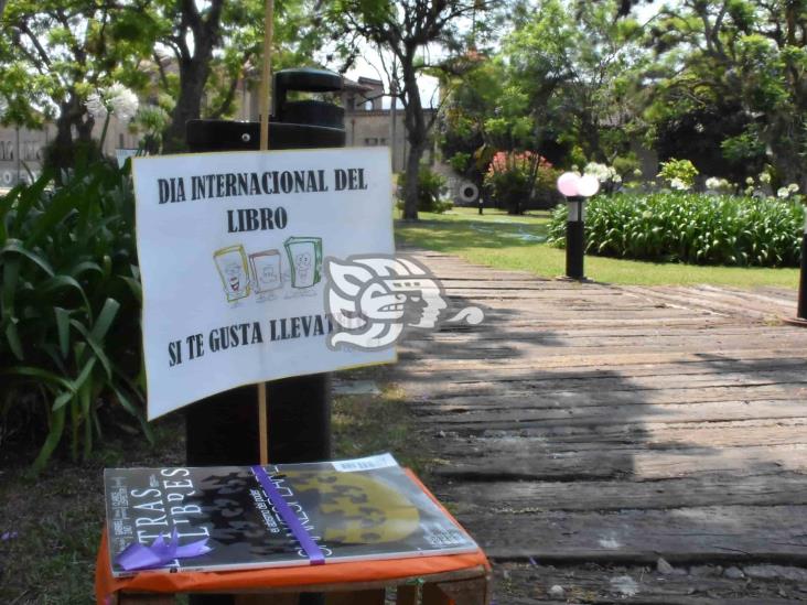 En Orizaba, regalan libros a visitantes al Poliforum Cultural