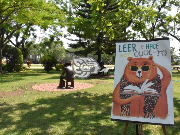 En Orizaba, regalan libros a visitantes al Poliforum Cultural