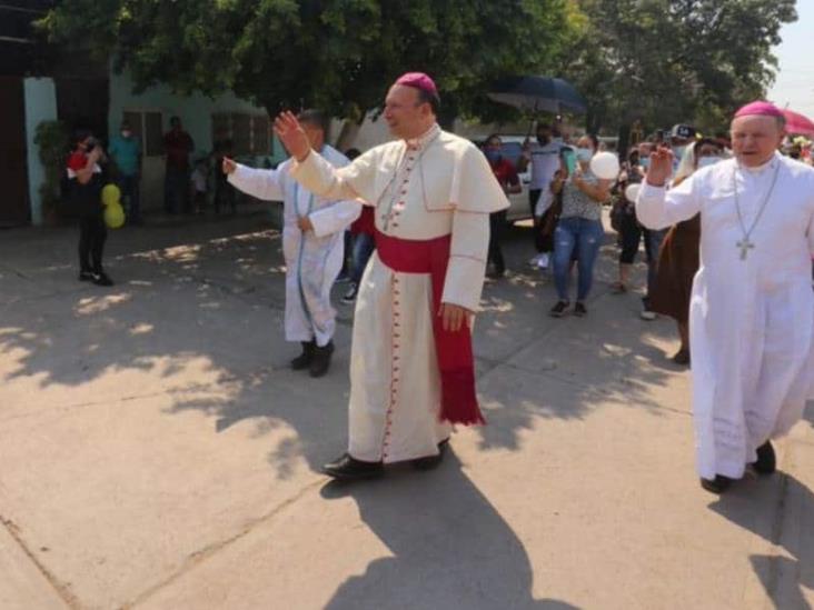 Nuncio papal pide fin a violencia desde Aguililla, localidad sitiada por el narco