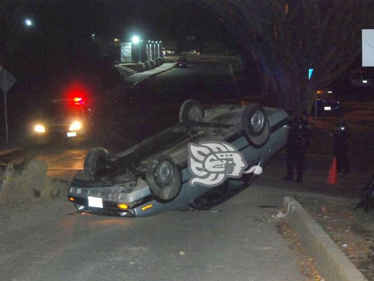 Choca y vuelca auto en Xalapa, frente al Congreso de Veracruz