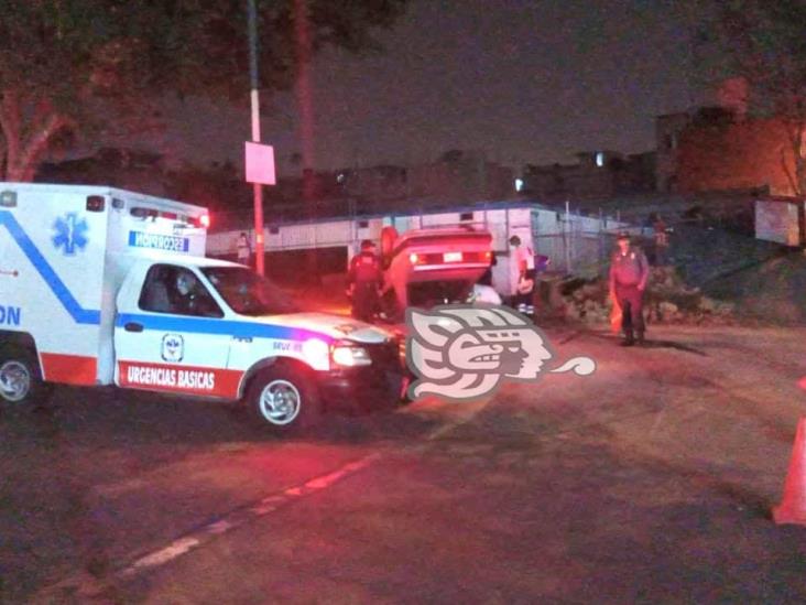 Choca y vuelca auto en Xalapa, frente al Congreso de Veracruz