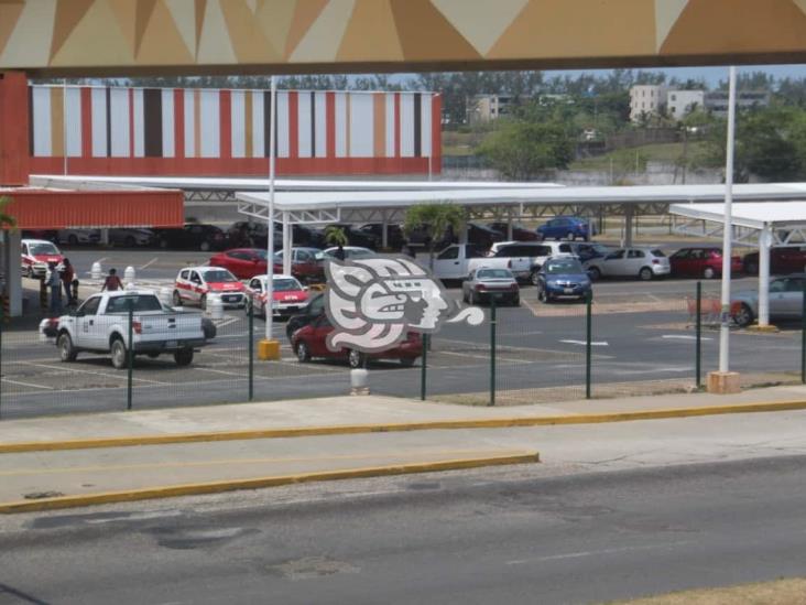 Delincuentes acechan en estacionamiento de supermercado en Coatza