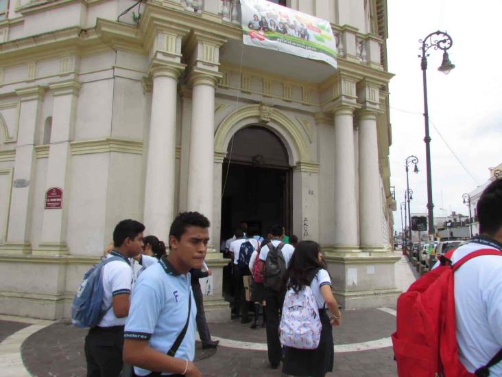 Padres piden a escuela Bachilleres de Veracruz evitar aglomeraciones