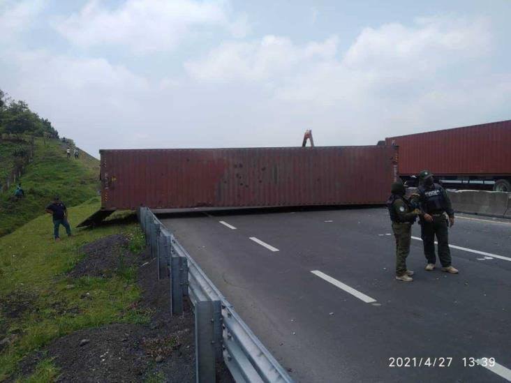 Vuelca tráiler sobre libramiento de Xalapa; deja daños materiales